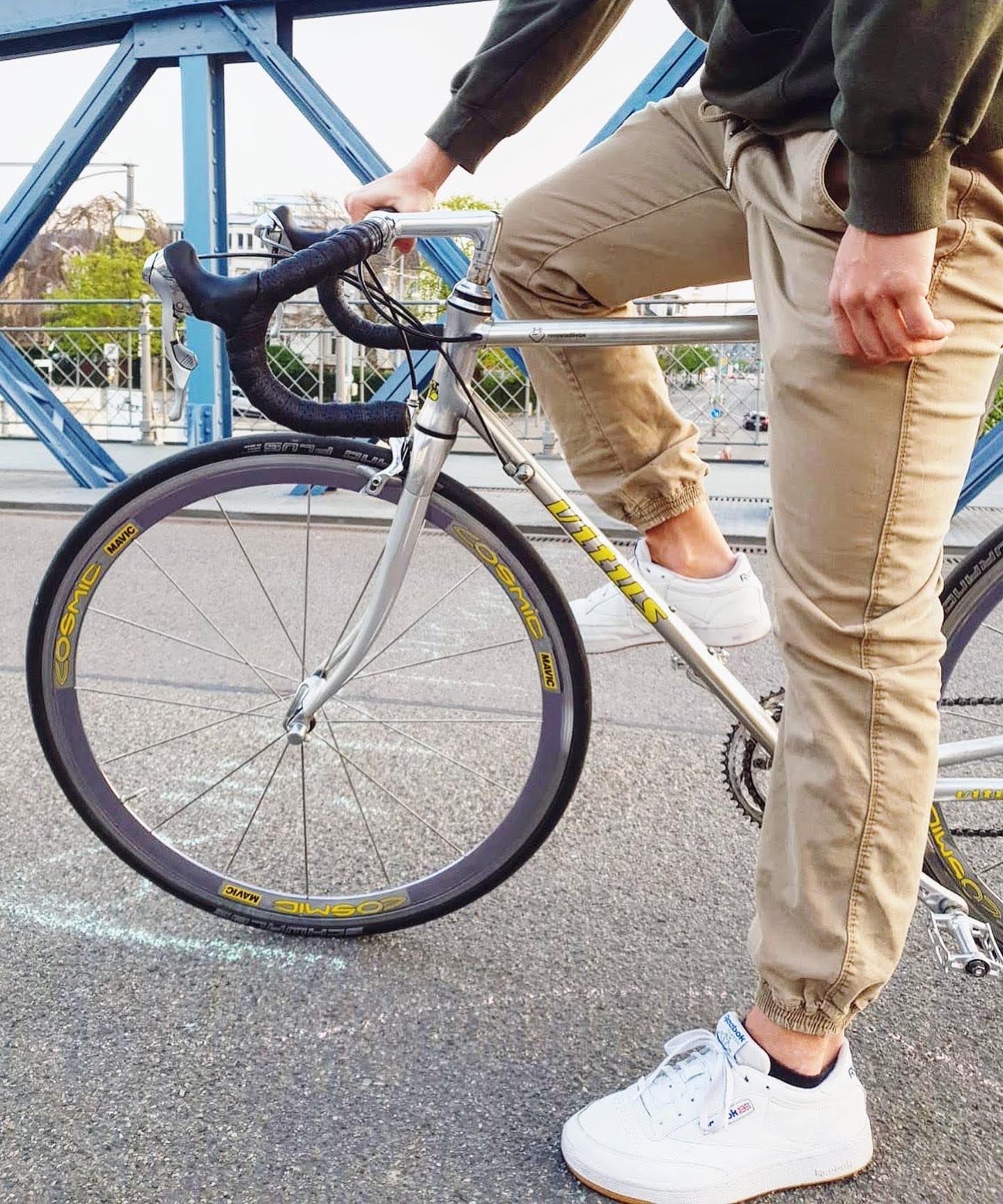 Rennradliebe auf einer Brücke, mit Person