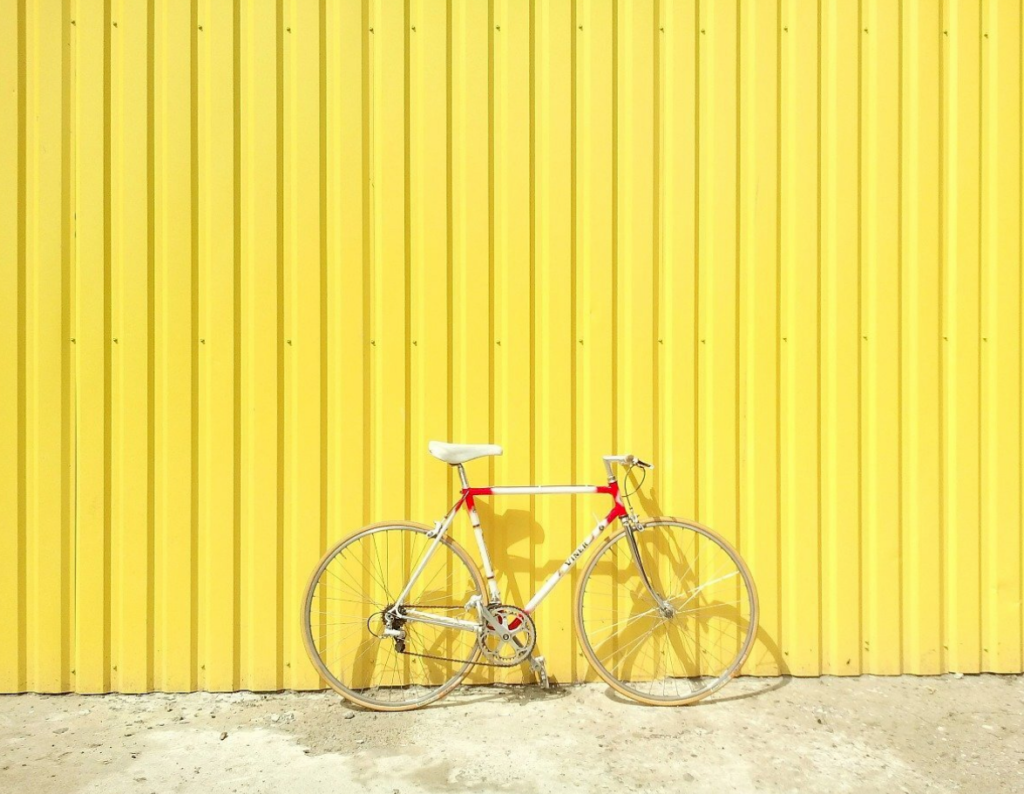 Rennrad vor gelber Wand Frühling rennradliebe